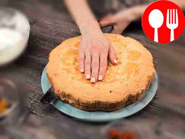 Assemble the finished cake. Cut the biscuit...