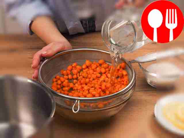 Отберите облепиху (свежую или предварительно...