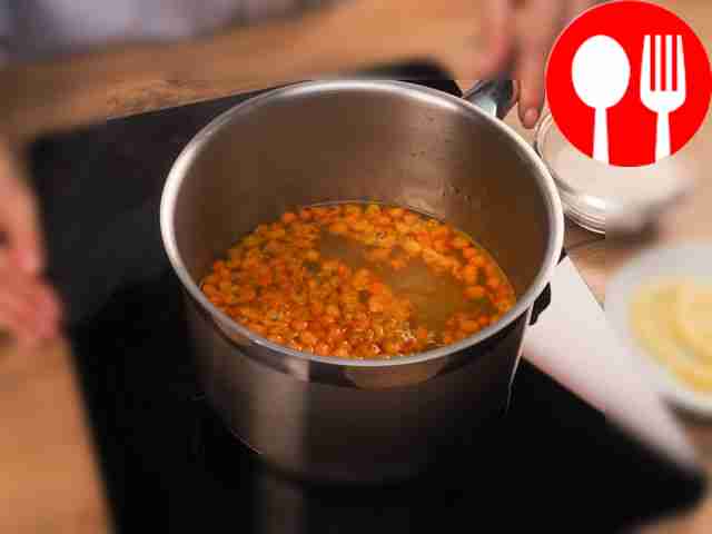 Замочите жмых в воде и доведите до кипения....