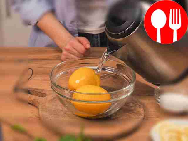 Промойте лимоны и обдайте их кипятком для дезинфекции.