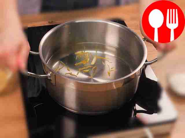 Кожуру лимонов порежьте произвольно на...