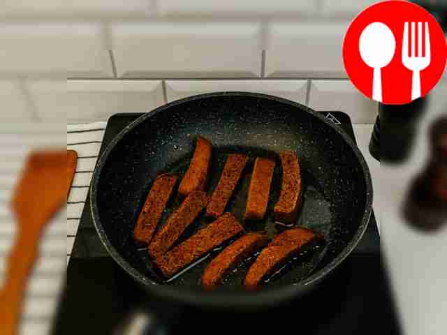 Нарежьте хлеб тонкими ломтиками толщиной...