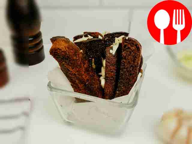 Подавайте к гренкам соус из сметаны и зелени....