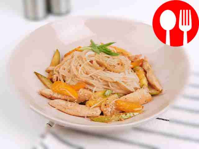 Rice noodles with chicken