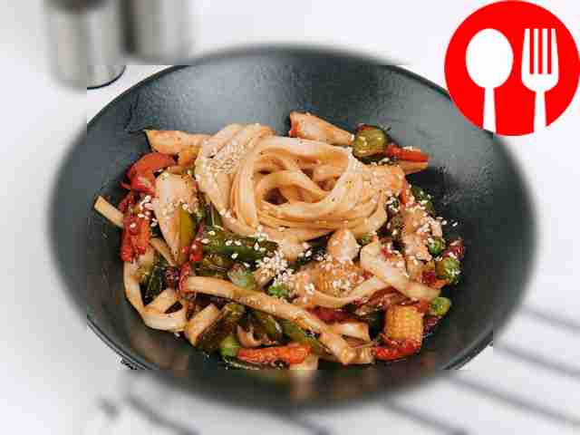 Лапша с курицей и овощами