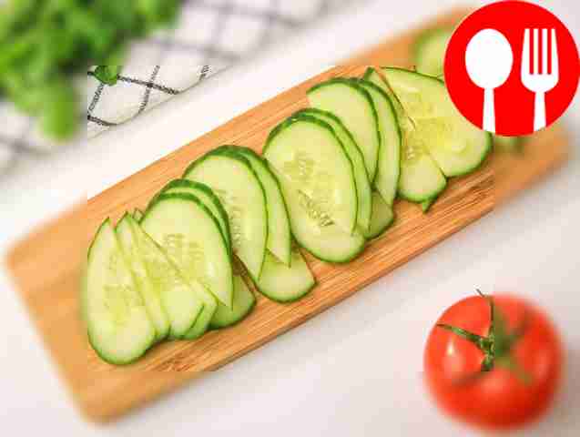 Нарежьте огурец тонкими кружочками.