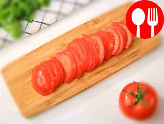 Помидоры нарежьте на тонкие ломтики толщиной...