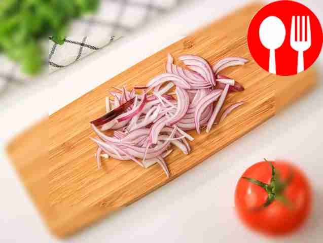 Нарежьте красный лук тонкими перьями или полукольцами.