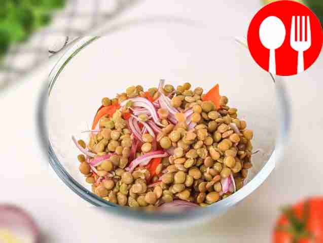 В глубокой миске соедините чечевицу, помидоры,...