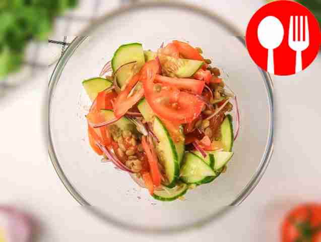 Полейте салат оливковым маслом, добавьте соль...