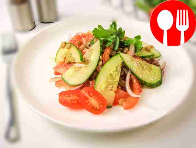 К готовому салату добавьте зелень.