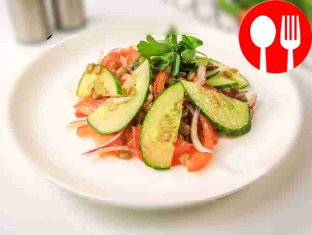 Добавьте в салат лимонный сок и рубленую кинзу...