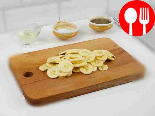 Cut the bananas into thin slices.