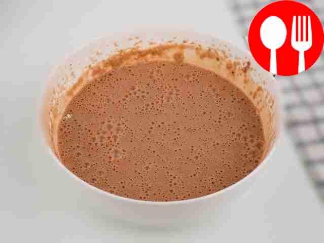 Влейте молоко к муке и какао. Его можно...