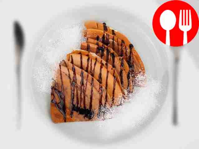 Подавайте к блинам сгущёнку, сметану и джем в...