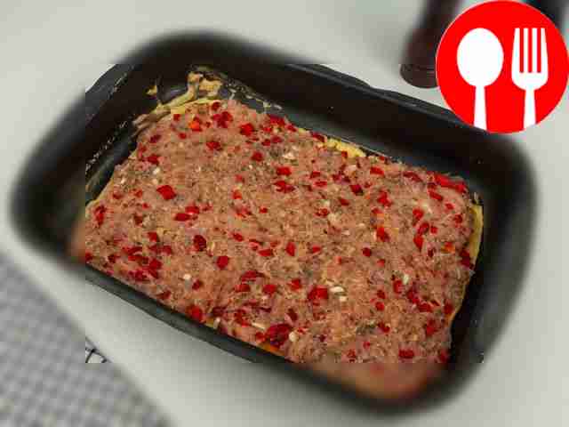 Spread the mixture of minced meat and bell...