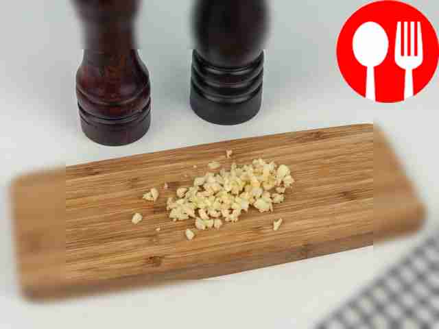 Peel the garlic and chop finely.