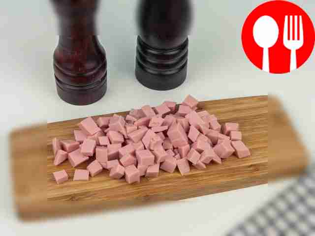 Cut the boiled sausage into small cubes.