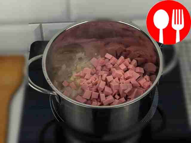 Fry the onion and sausage in vegetable oil.