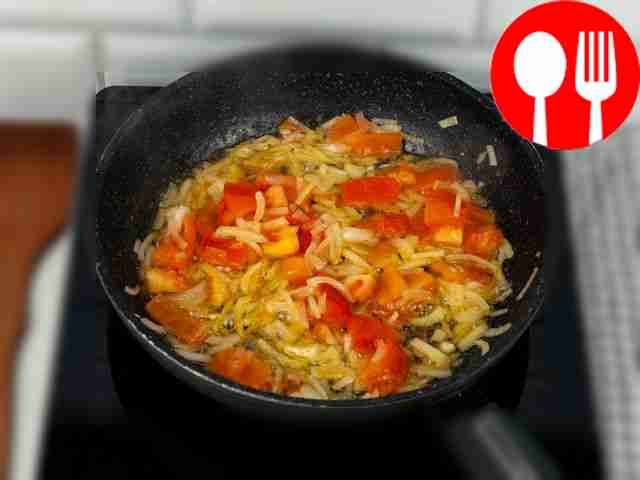 Помидоры и лук нарежьте мелко. Обжаривайте...