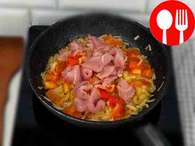 К овощам добавьте индейку и жарьте, пока не...