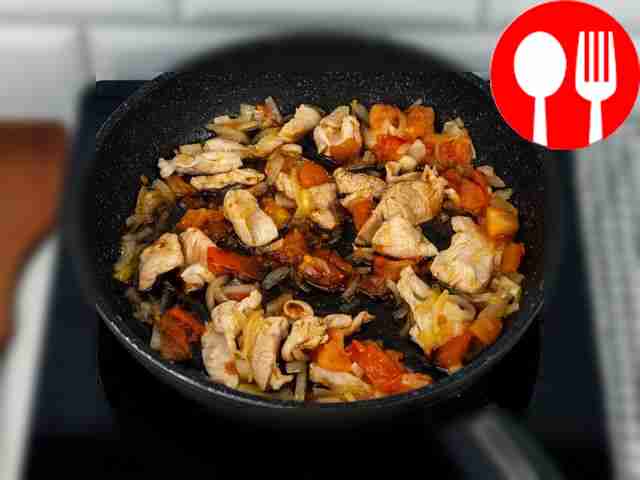 Влейте соевый соус в сковороду и продолжайте...