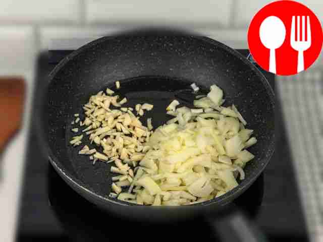 Помидоры и лук нарежьте мелко. Чеснок очистите...