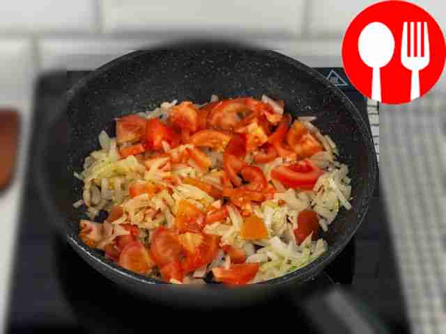 Добавьте помидоры и тушите ещё две минуты.