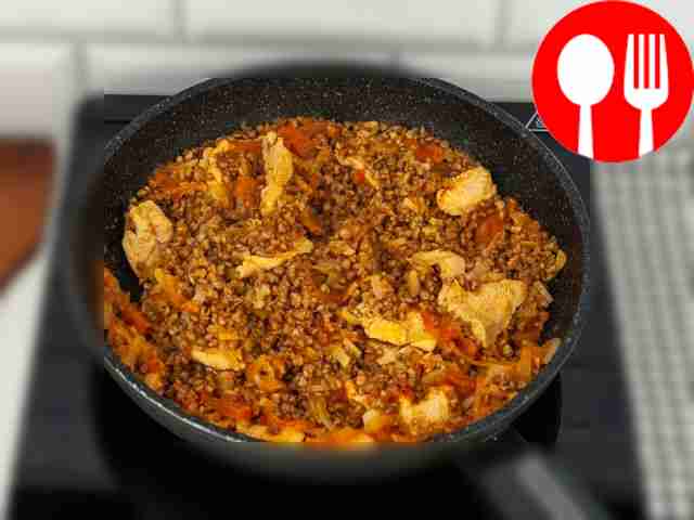 Промойте крупу, добавьте её к овощам и курице,...