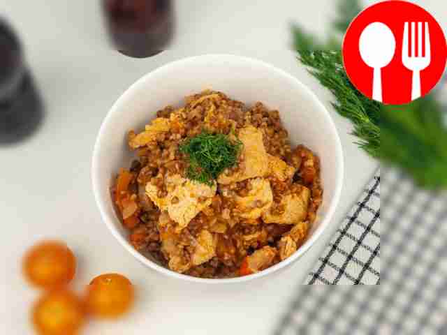 Перед подачей можно украсить гречку зеленью по...