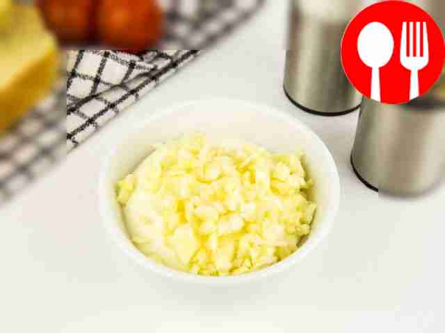 Измельчите чеснок и смешайте его с майонезом....