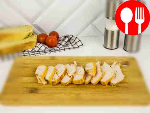 Разрежьте курицу на крупные куски.