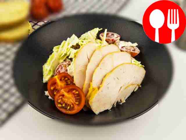 Перед подачей посыпьте салат прованскими травами.