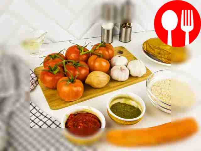 Peel the onions and garlic. Rinse the rice...