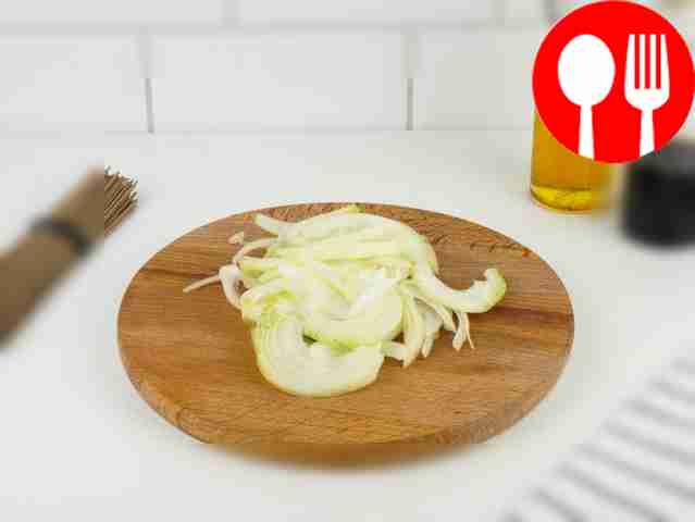 Лук и чеснок нарежьте крупными кусками;...