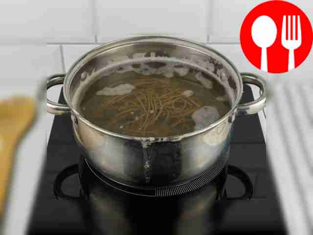 Сварите гречневую лапшу в кипятке.