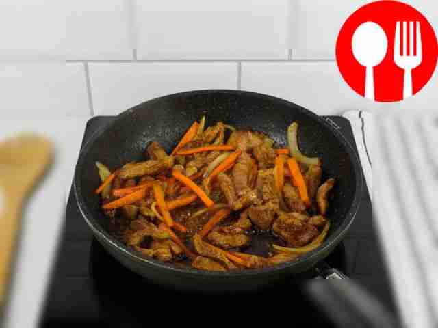 Порежьте свинину на кусочки. Обжарьте их,...