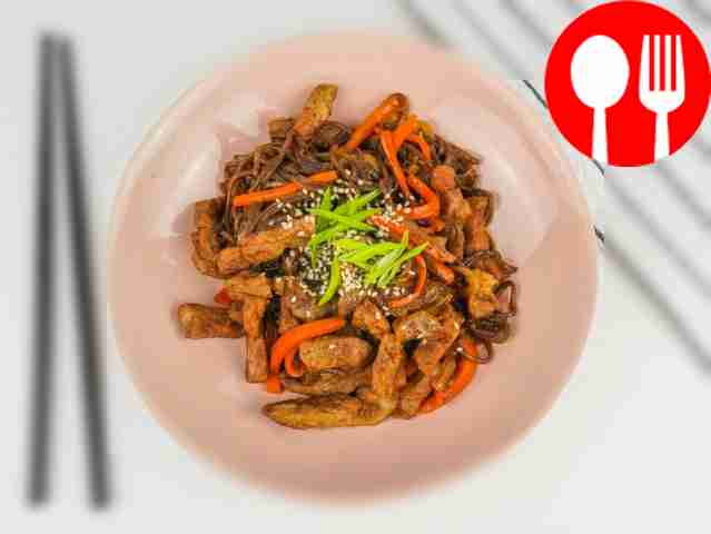 Подавайте блюдо, посыпав сверху кунжутом и...