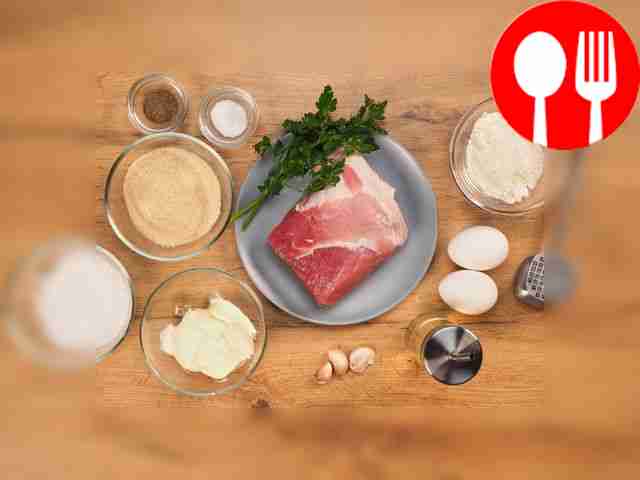 Промойте мясо под проточной водой, затем...