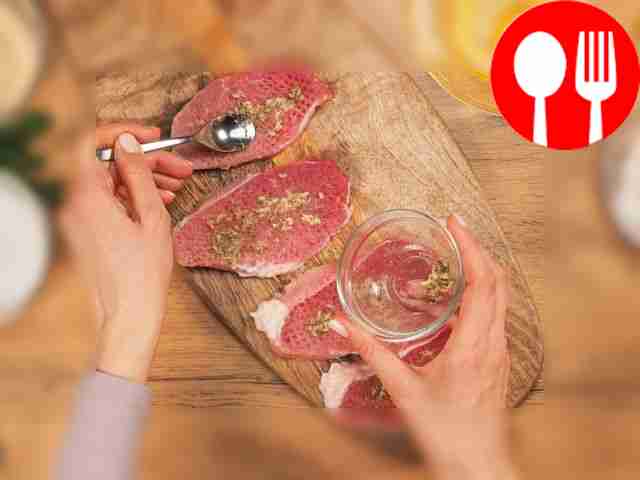 Подготовьте мясо: обваляйте его в панировочных...