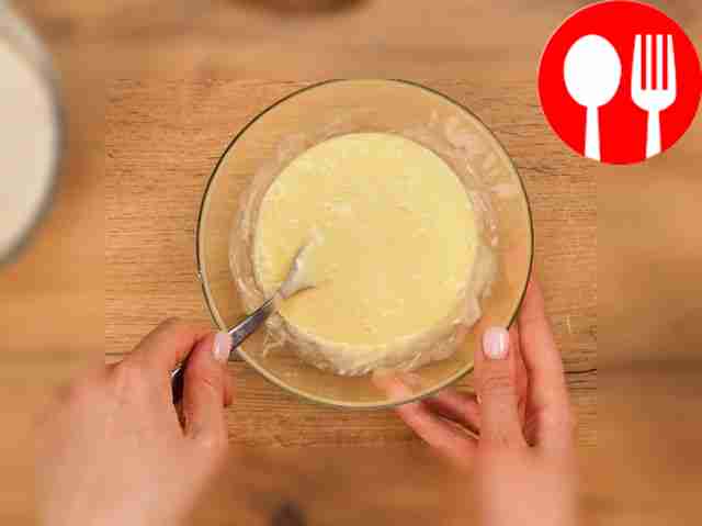 Приготовьте ингредиенты для панировки мяса в...