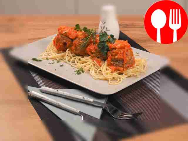 Minced “hedgehogs” in cream sauce