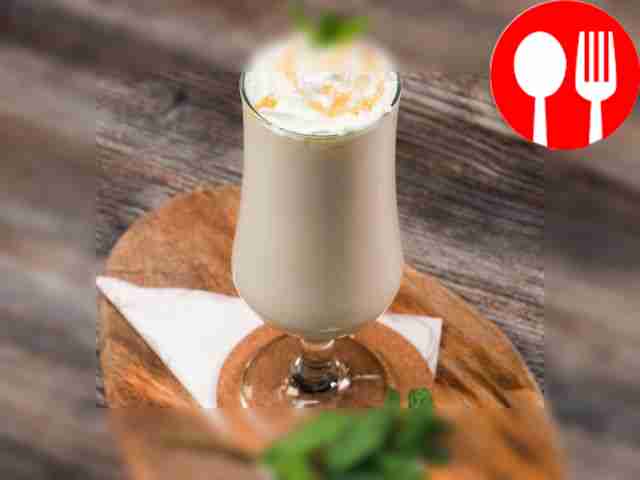 Молочный коктейль с бананом и мороженым