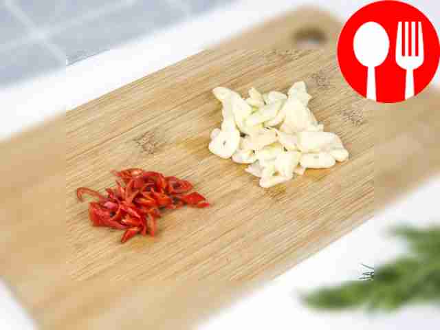 Chop the garlic and chili pepper into slices...