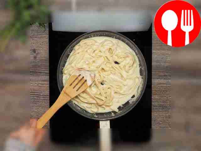 Соусом полейте готовую пасту, аккуратно...