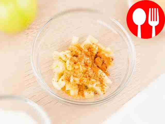Season the apples with cinnamon and cane sugar.