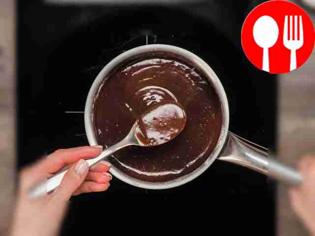 Снимите сотейник с плиты и остудите глазурь из...