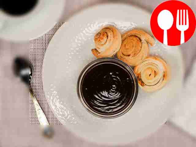 Такую глазурь можно подать в качестве топпинга...