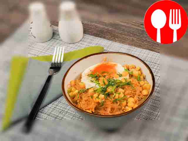 Hot funchoza with eggs