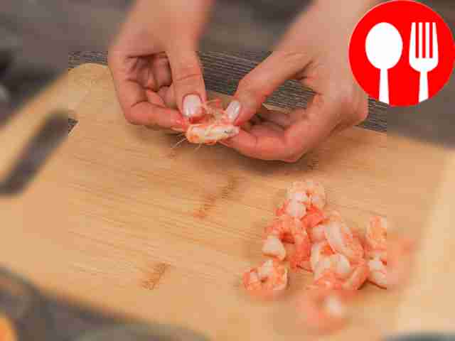 Очистите лук от шелухи. Удалите из сладкого...